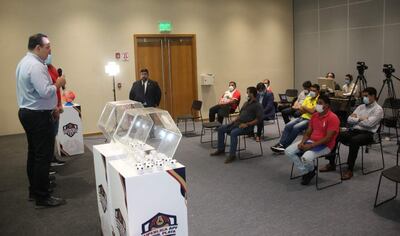 Ricardo Torres (i), titular de la Divisional de Fútbol Playa, encabeza el sorteo de grupos y fixture de la Superliga 2022, ante los delegados de los clubes participantes.