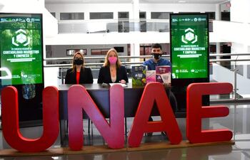 Laura Arévalos, decana, Nadia Czeraniuk, rectora, y Matías Denis, coordinador de investigación, durante la presentación del programa.