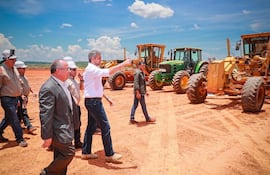 El presidente de la República, Mario Abdo Benítez, acompañado por autoridades de ANDE, recorrió la futura subestación Valenzuela.