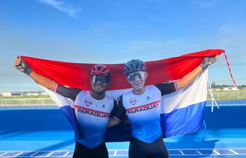 Julio César Mirena Ortiz (izquierda, 26 años) y José Daniel Moncada Silva (21), en la cima.