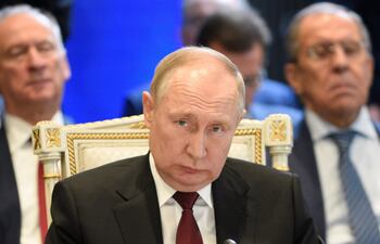 La presidenta de la Comisión Europea (CE), Ursula von der Leyen, acusó este jueves al presidente ruso, Vladimir Putin, de terrorismo y crímenes de guerra por los recientes ataques contra las infraestructuras de Ucrania destinados a castigar a la población civil.