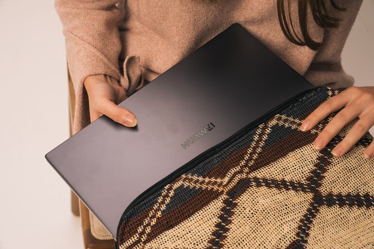 Los primeros compradores de la Matebook D 14 tuvieron de presente una funda artesanal, realizada por comunidades indígenas.