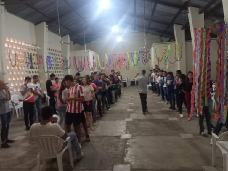 Participantes de la Pascua Joven en el local del Centro Juvenil Parroquial en Fuerte Olimpo.