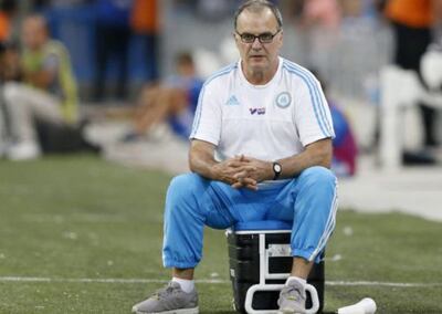 Marcelo Bielsa a una fecha de la conclusión del torneo de 2ª división, coloca al Leeds United en la Premier 16 años después.