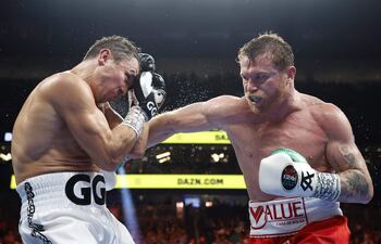 El mexicano Saúl “Canelo” Álvarez ensaya un golpe ante la defensa de Gennadiy Golovkin. AFP