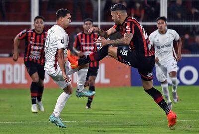 Tomas Martínez (i), mediocampista del Melgar, disputa el balón con Cristian González, defensor de Patronato, durante el partido de anoche jugado en Paraná.