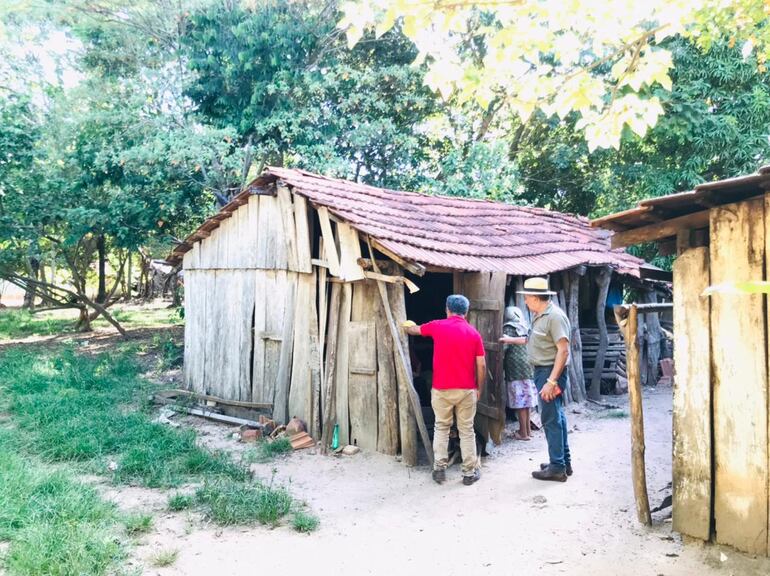 Vivienda de Víctor Ávalos Villalba. Solicitan ayuda para poder reemplazarla por una de material cocido.