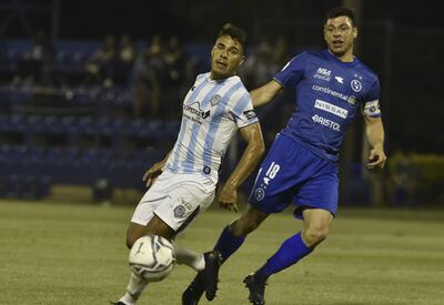 Aquilino Giménez, el defensor de Guaireña, en la marca a Rodrigo Rojas, de Sol de América.