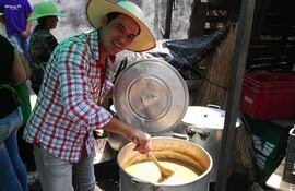 Javier Torres, director de Tereré Literario, preparando el tradicional jopará que se obsequiará mañana sábado a 500 personas.