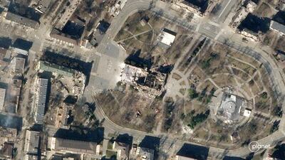 Imagen satelital que muestra un teatro destruido en Mariupol, Ucrania.
