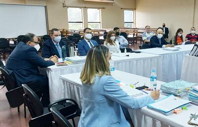 El senador Javier Zacarías (segundo, a la izquierda) y la exintendenta Sandra McLeod de Zacarías (medio) durante la audiencia en la cual la jueza Garcete resolvió su sobreseimiento.