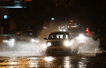 La intensa lluvia en Asunción generó solo daños menores en el sistema eléctrico, según la ANDE.
