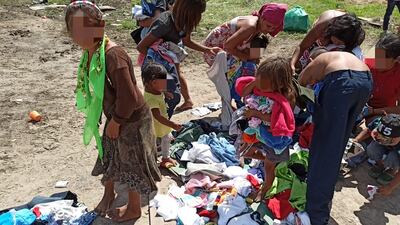 Lote de ropas que llevó el hospital de juguetes a la comunidad indígena Mbya Guaraní de la ciudad de Villeta.