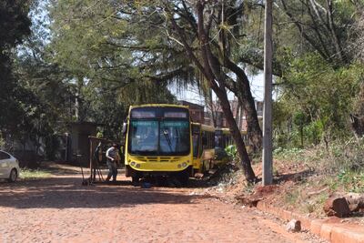Vecinos del barrio Quiteria denunciaron que una empresa de transporte público frecuentemente utiliza una calle como taller para reparación de sus vehículos.