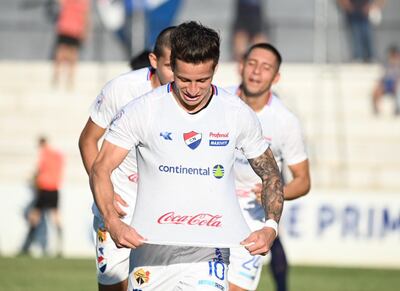 Danilo Santacruz festeja uno de los tantos que convirtió en la victoria por goleada 3-0 de Nacional sobre Guaireña en el Arsenio Erico por la jornada 19 del torneo Clausura 2022 del fútbol paraguayo.