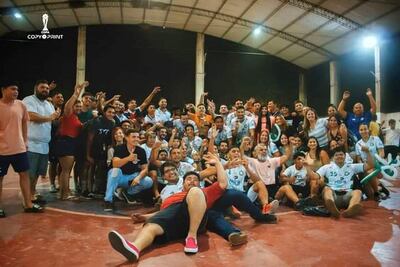 Jugadores, cuerpo técnico y dirigentes del Centro Juvenil Cultural Limpeño celebran el tricampeonato.