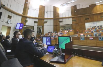 Pedro Alliana, presidente de la Cámara de Diputados, presidió la sesión extraordinaria de la Cámara de Diputados que sancionó la ley para facilitar la compra de vacunas anticovid-19.