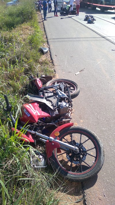 El conductor de esta moto perdió la vida en un lamentable accidente.
