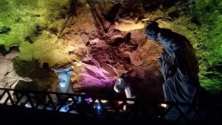 Un enorme pesebre se encuentra en una de las naves de la Catedral de sal.