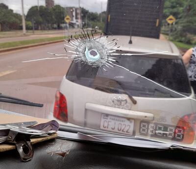 El paso de la bala dejó un orificio en el parabrisas del camión.