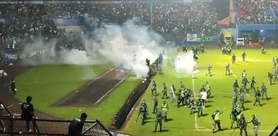 Los hinchas se enfrentaron con la policía dentro del campo de juego en Indonesia.