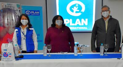 La directora País de  Plan Paraguay, Lorena García; la ministra de la Niñez y Adolescencia, Teresa Martínez y el gobernador de Guairá Juan Carlos Vera (ANR), durante el acto de entrega.