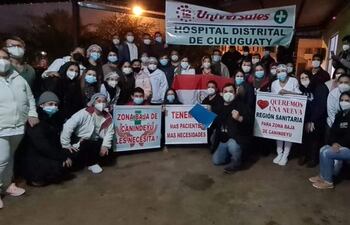 Funcionarios de blanco del hospital distrital de Curuguaty exigen elevación a hospital regional.