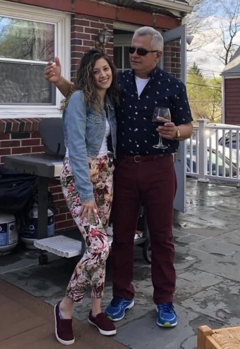 Roberto Aveiro con su hija Analaura.