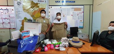 El doctor José Guerrero junto a Yoshio Antoian Silvero, durante la entrega de donaciones.