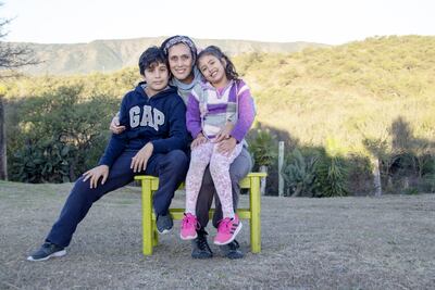 Romina Pereira Fukuoka junto con sus hijos, Bautista y Clementina, en las Sierras de Córdoba.
