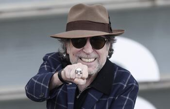 El cantante Joaquín Sabina presentó hoy el documental "Sintiéndolo todo", en el que Fernando León de Aranoa recoge varios aspectos de su vida. El artista español anticipó que lanzará un nuevo álbum y regresará a América en 2023.