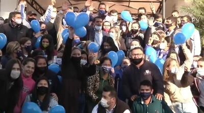 Al salir del predio de la municipalidad, un grupo de personas aglomeradas lo estaban esperando para "despedirlo".