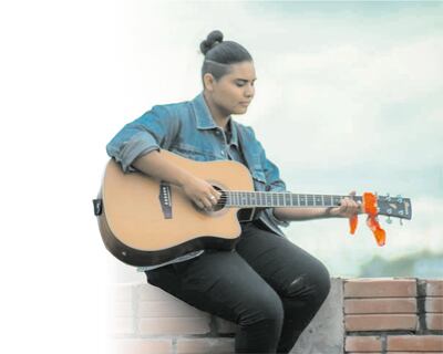 Bianca sueña en ser una gran cantante, ejecutar la guitarra y componer canciones en su idioma.