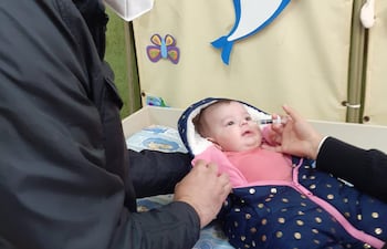 Padres se acercaron desde tempranas horas a los vacunatorios habilitados para la inmunización contra el rotavirus.