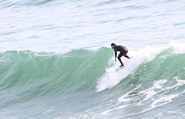 Hacer que los surfistas encuentren las mejores olas ahorrando tiempo y dinero. Con ese objetivo nació la empresa uruguaya Lineup, encargada de diseñar una aplicación que permite tener al alcance de la mano los pronósticos de más de 50 playas del país sudamericano.