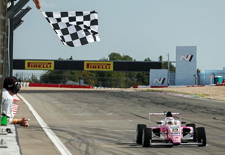 Luego de 21 vueltas con más de ocho segundos de ventaja sobre el resto, bandera a cuadros para Joshua Duerksen.
