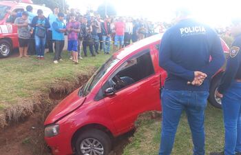 El vehículo quedó en una zanja de la línea internacional.