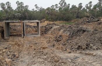 El viejo puente de madera fue desmontado y en su reemplazo deben ser colocados tubos tipo celulares.