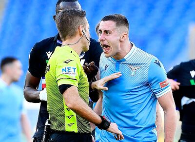 Adam Marusic (Lazio) le grita al árbitro Massa