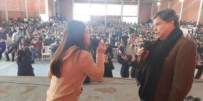 Euclides acompañó a una artista local en el canto, durante el acto político en Lima, departamento de San Pedro