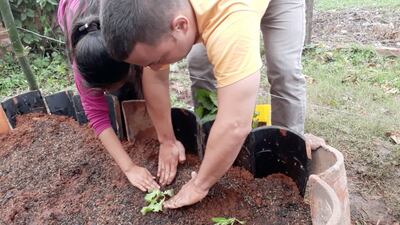 Las niñas de la comunidad junto a los jóvenes voluntarios van armando la huerta comunitaria.