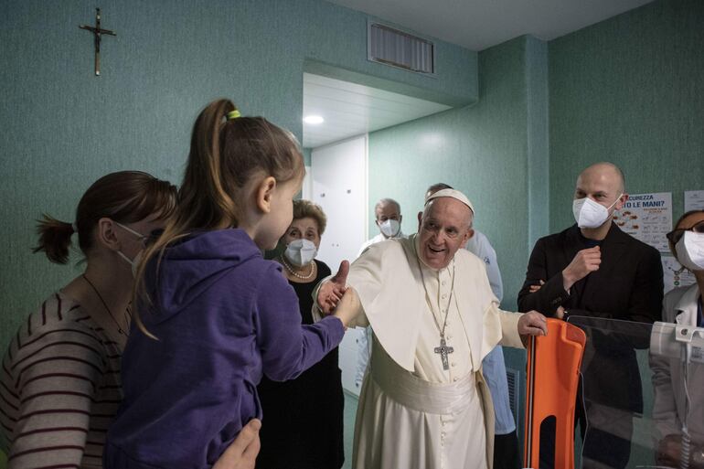 Una imagen proporcionada por los medios del Vaticano muestra al Papa Francisco en el Hospital Pediátrico Bambino Gesu.
