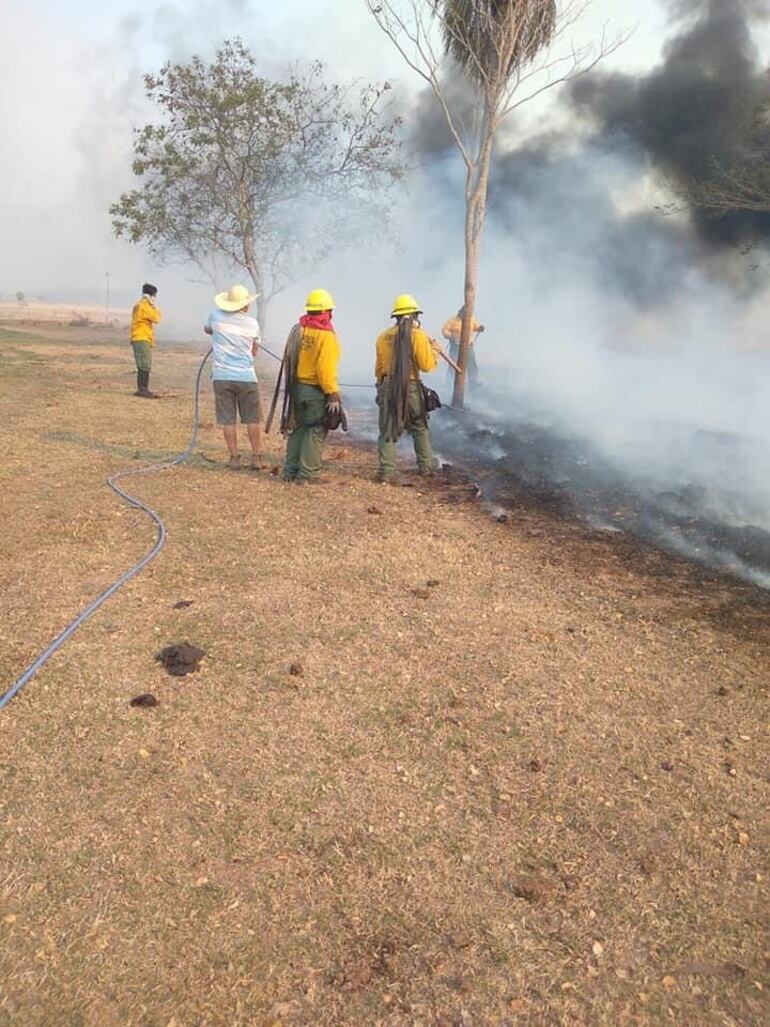 Bomberos combaten los incendios de pastizales en el Norte.