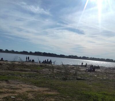 Familiares de los desaparecidos en las aguas del Río Paraguay en la zona de Villeta lamentan la inacción de la marina local para localizar a las víctimas.