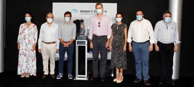 Los reyes Felipe (c) y Letizia (3d), junto al piloto español de Fórmula 1 Fernando Alonso (3i), el ministro de Cultura y Deporte, José Manuel Rodríguez Uribes (d), y el presidente del Principado de Asturias, Adrián Barbón (2d), durante su visita al Museo y Circuito Fernando Alonso.