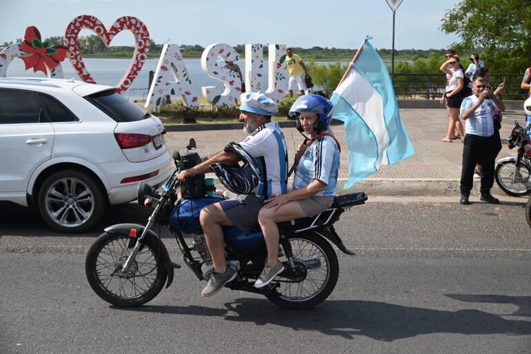 Caravana de hinchas argentinos por la Costanera de Asunción.