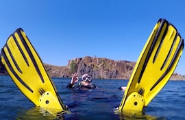 El instructor de buceo Lolo Santiviago listo para sumergirse en la Cantera de Ypacarai.
