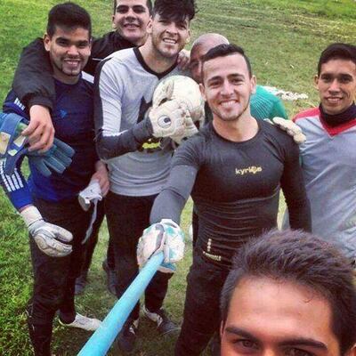 Héctor Espínola capta la selfie en una práctica de Colón. Atrás, Santiago “Kili”  Rojas, con el que volverá a compartir vestuario, esta vez en la Visera.