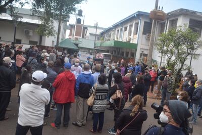 Aglomeración frente al vacunatorio del hospital regional de Encarnación. Desde mañana este puesto se traslada al polideportivo del barrio San Francisco, en Cambyreta.