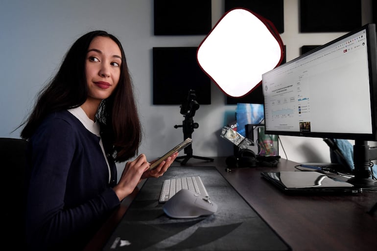 La "finfluencer" australiana Queenie Tan en su departamento en Sídney.